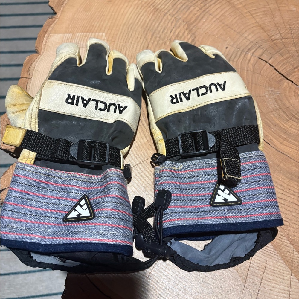 FLAWED torn Auclair Mountain Ops Ski Gloves- read carefully TORN